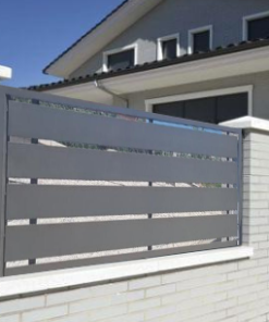 Vallado cerramiento residencial modelo laminas de chapas separadas